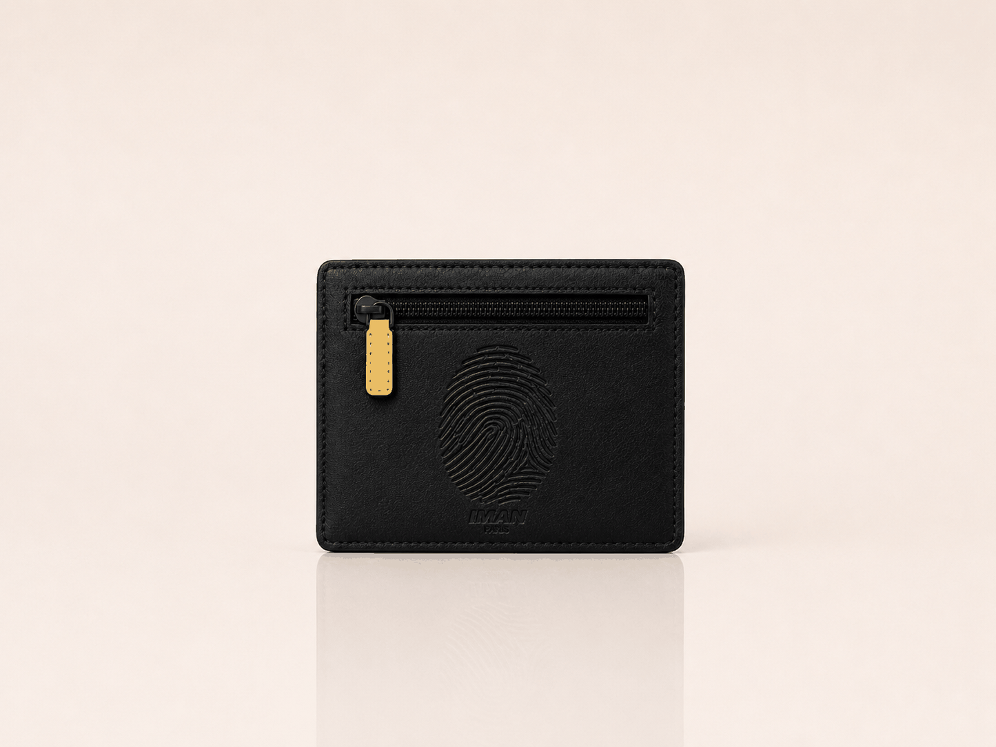 Porte-cartes RFID IMAN PARIS en cuir synthétique noir avec bande jaune et protection RFID intégrée, design compact et élégant.