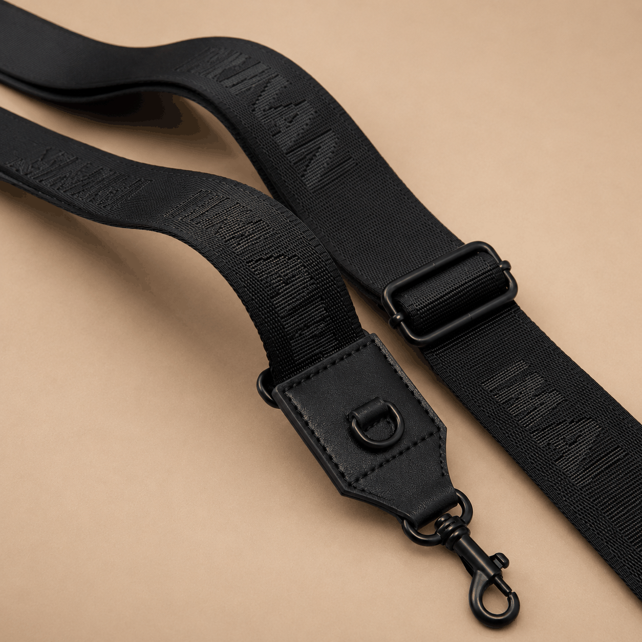 Bandoulière Signature noire jacquard IMAN PARIS avec finitions noires et logo ton sur ton