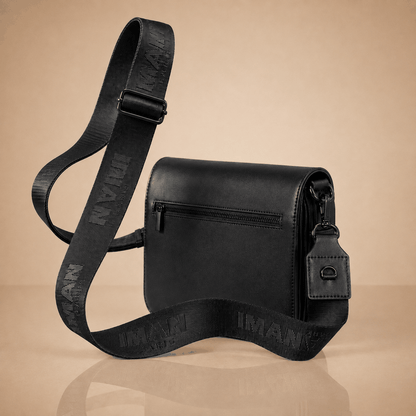 Bandoulière Signature IMAN PARIS en tissu jacquard noir avec finitions en PU et logo ton sur ton