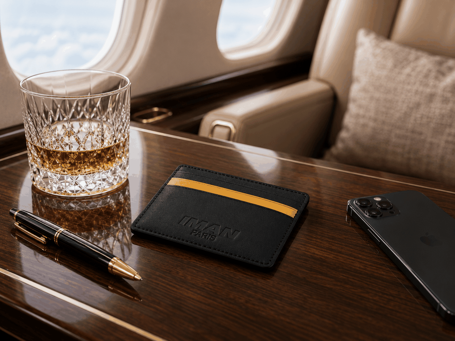 Porte-cartes RFID IMAN PARIS en cuir synthétique noir avec protection anti-fraude, bande jaune iconique et poche zippée.